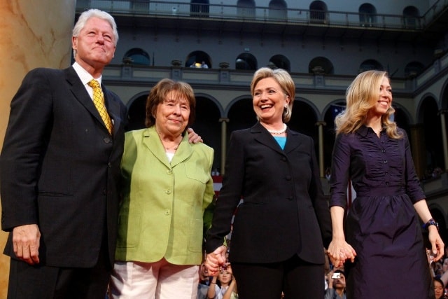 Bà Dorothy Rodham cùng gia đình Clinton trong bức ảnh chụp năm 2008. Ảnh: Reuters.