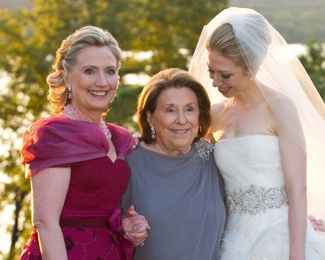 Bà Dorothy Rodham và Hillary tại đám cưới cô cháu gái Chelsea Clinton năm 2010. Ảnh: EPA.