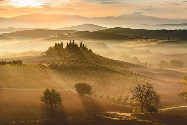 Bình minh vàng ở Tuscany (Ảnh: Giovanni Modesti)  Cảnh mặt trời mọc tuyệt đẹp ở Tuscany.