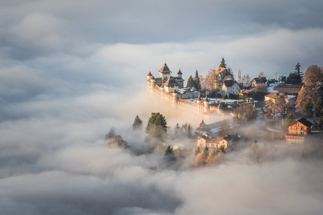 Trên đỉnh thế giới. (Ảnh: Boukhechina Malik)  Ảnh chụp giữa ngày nhiều mây, khung cảnh như bước ra từ chuyện cổ tích.