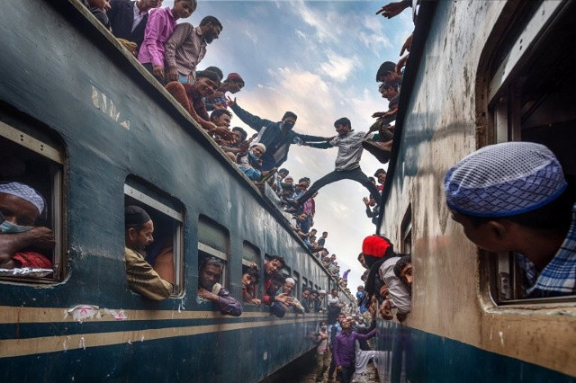 Đến giờ khởi hành. (Ảnh: David Nam Lip Lee)  Thanh niên vui đùa trên nóc tàu lửa. Dòng người đông đúc đổ về nhà sau hội Bishwa Ijtema checn chúc tại ga tàu Tongi ở Bangladesh.