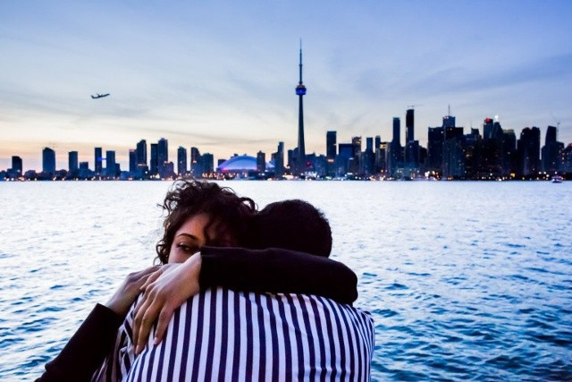 Chuyện tình ở Toronto. (Ảnh: Florian David)  Cặp tình nhân dưới hoàng hôn Toronto.