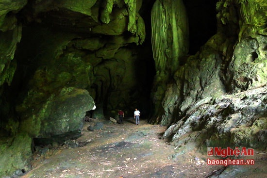 Hang có mặt bằng rộng và thoáng mát, du khách có thoải mái nghỉ ngơi và tham quan.