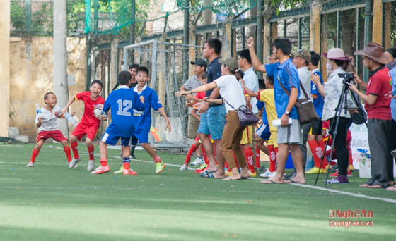 Niềm vui của TN Quỳnh Lưu khi có chiến thắng đầu tay.