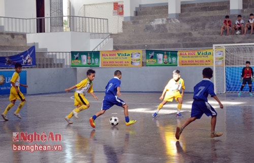 Những phút cuối hiệp 1, các cầu thủ NĐ Qùy Hợp dồn lên tấn công mạnh mẽ nhưng hàng phòng thủ của NĐ Đô Lường đang chơi rất chắc.
