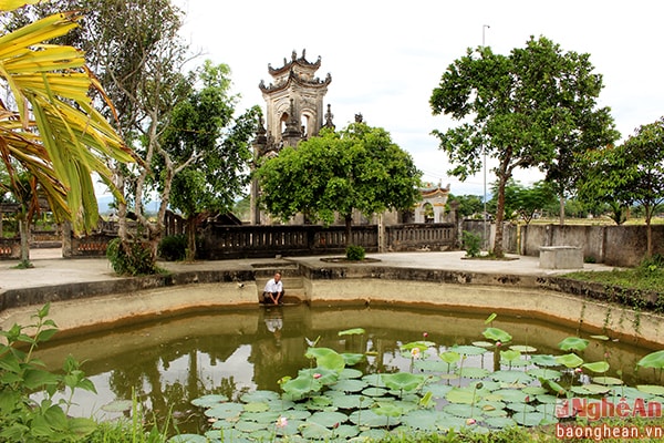 Bên phải phủ Đàng Cao là hồ sen hình bát giác, hồ sen đã góp phần làm cho cảnh quan di tích thêm phần cân xứng, tươi đẹp.