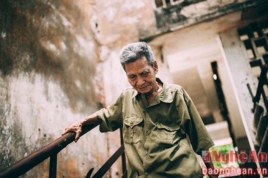 Ông cụ này đã đi trên những bậc cầu thang này không biết bao nhiêu lần. Lần nào đi, ông cũng chậm rãi đếm bước, như để ghi nhớ một điều gì đó ở nơi đây