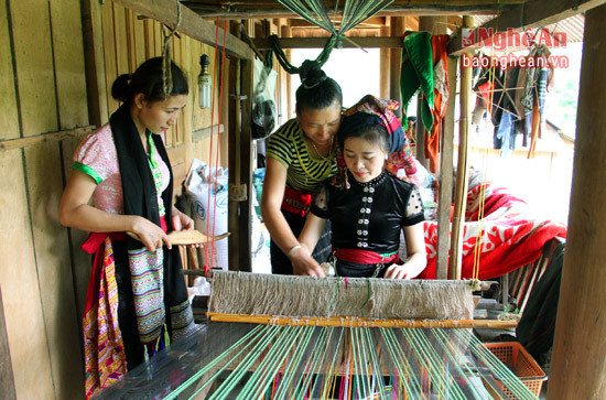Nghề dệt vải được xem là một trong những đặc sắc của phụ nữ đồng bào Thái nơi đây, những họa tiết trong trang phục của phụ nữ ở đây hết sức đặc sắc.