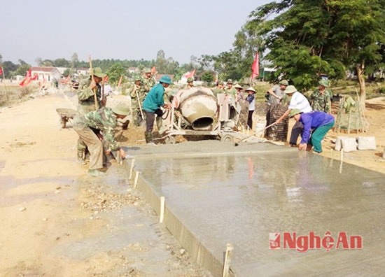 Nghệ An đạt được nhiều thành tích trong xây dựng nông thôn mới. Trong ảnh, làm đường bê tông nông thôn mới ở Hùng Sơn, Anh Sơn. Ảnh Huyền Trang