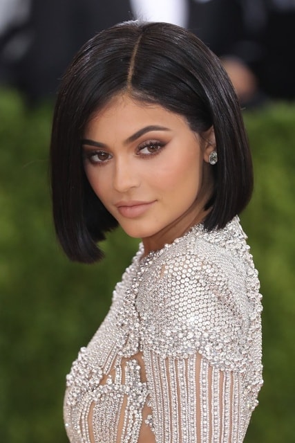 Kylie Jenner gợi ý kiểu tóc bob thẳng mượt. Style này phù hợp với những bạn gái thích phong cách tự nhiên, nữ tính. 