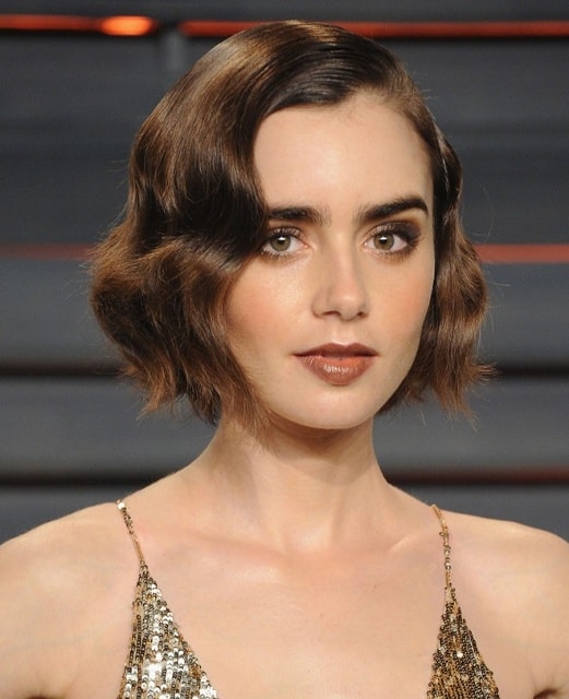 Đừng quên kiểu tóc gợn sóng của Lily Collins nếu bạn đang chuẩn bị đến một bữa tiệc và muốn gây chú ý. 