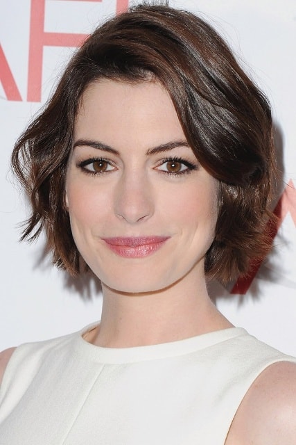 Anne Hathaway ngọt ngào và nữ tính với tóc pixie. 