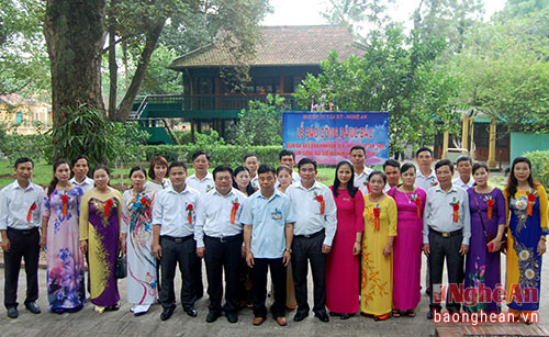Cô Xuân (thứ 2 từ trái sang) vinh dự cùng đoàn đại biểu điển hình học tập và làm theo bác giai đoạn 2011-2016 báo công với Bác tại Hà Nội