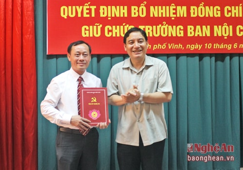 Đồng chí Nguyễn Đắc Vinh trao quyết định bổ nhiệm cho đồng chí Phan Đức Đồng.