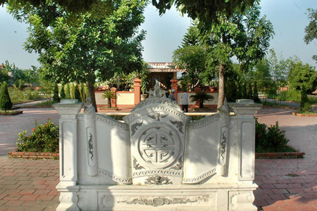Lăng mộ cụ Hồ Tùng Mậu ở xã Quỳnh Đôi (Quỳnh Lưu).