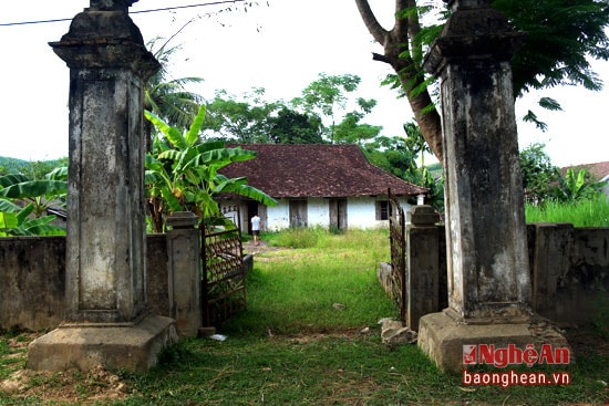 Đình làng Thượng Thọ nằm ở xóm 1 (xã Vĩnh Sơn - Anh Sơn) được xây dựng từ năm 1859. Đây từng là nơi tụ hội và sinh hoạt văn hóa của nhân dân xã Vĩnh Sơn.
