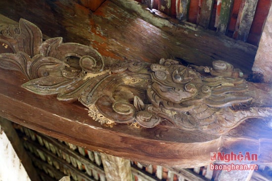 Đình được chạm trổ long, ly, quy, phượng rất tinh xảo.