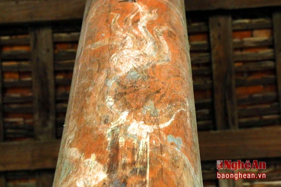 Trải qua hàng trăm năm nhưng nước sơn trên các cột vẫn chưa bị phai mờ.