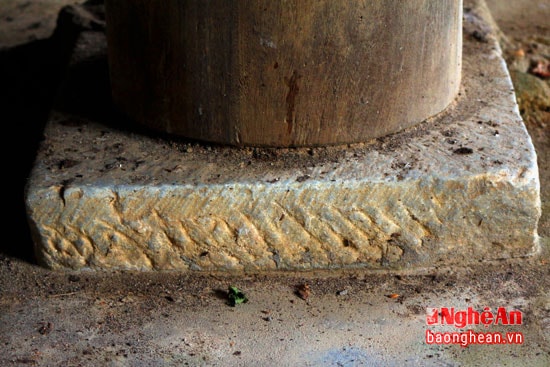 Những tảng đá kê đều được chọn lựa từ đá xanh nguyên khối.