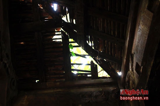 Từ đó đến nay đình bị xuống cấp nặng và không được quan tâm tu sửa. Trong ảnh: Nhiều phần mái đã bị hư hỏng, dột nát.