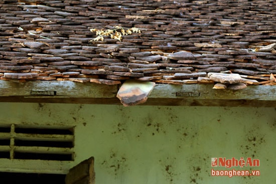 Phần mái ngói đã bị rơi rụng, bể ngổn ngang.
