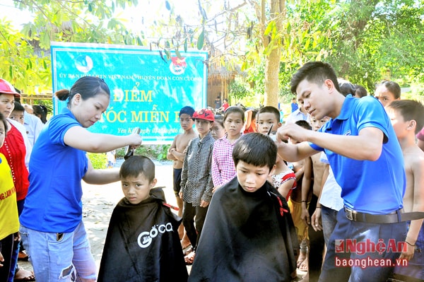 Thanh niên tình nguyện Con Cuông cắt tóc miễn phí cho trẻ em nghèo.