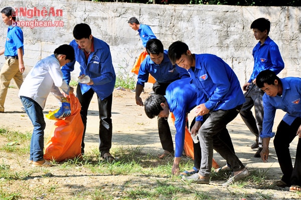 Đoàn viên, thanh niên Con Cuông thu gom rác thải bảo vệ môi trường.