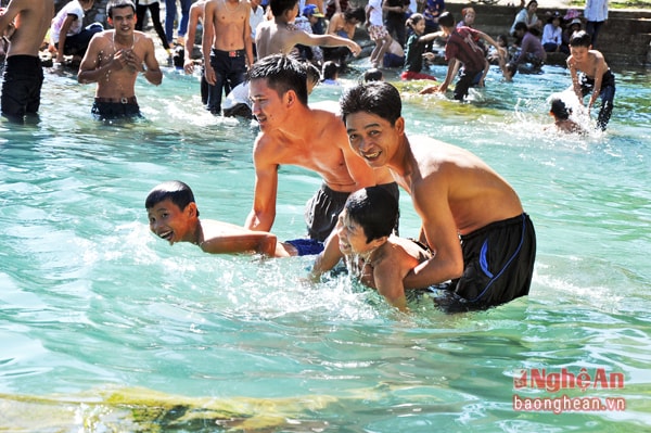 Thanh niên xã Yên Khê tuyên truyền về phòng chống đuối nước cho trẻ.