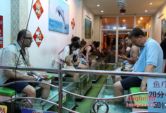 Ngoài massage truyền thống du khách còn được trải nghiệm nhiều hình thức mới lạ. Trong ảnh Massage chân với hình thức cho cá vào bể nước rồi ngâm chân để cá rỉa các da chết mang lại cảm giác rất dễ chịu