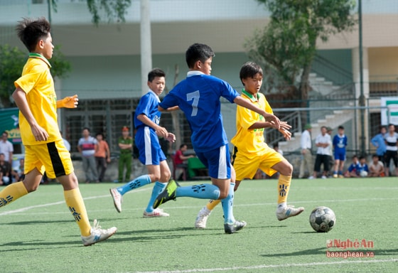 Hàng thủ TN Tp.Vinh thi đấu chặt chẽ, khóa chặt các chân sút đội TN Hưng Nguyên.