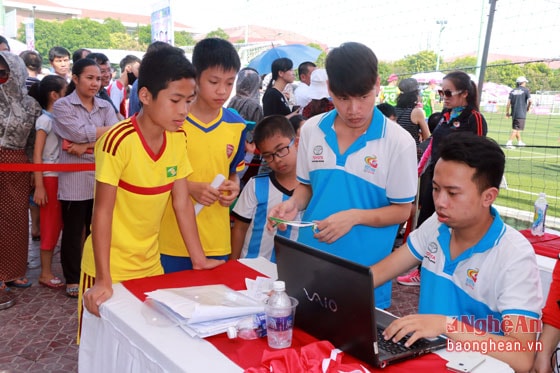 Năm nay, ngoài đăng ký trực tuyến, rất nhiều phụ huynh đem con đến trực tiếp tại địa điểm sơ tuyển để đăng ký