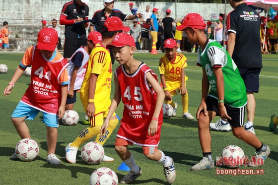 Buồi sáng, vòng sơ tuyển đầu tiên sẽ thực hiện bằng ba bài thi kỹ thuật cá nhân gồm cảm giác tuyền và dẫn bóng, kỹ năng tổng hợp 