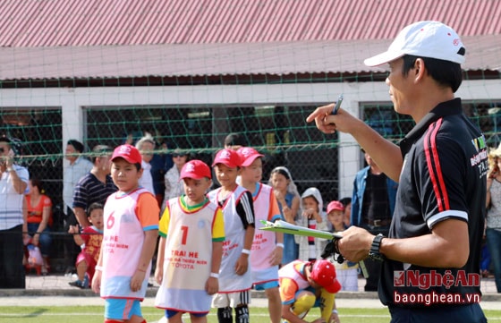 Trực tiếp hướng dẫn các nhóm là các cựu cầu thủ nổi tiếng như Như Thuật, Huy Hoàng...