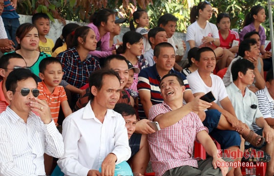 Phụ huynh cũng rất hồ hởi, hào hứng với không khí bóng đá trên sân tập