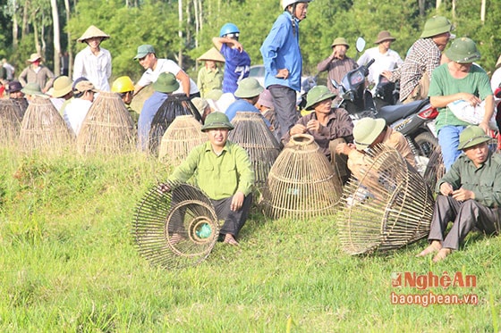 Hằng năm, vào khoảng cuối tháng 5 và đầu tháng 6, mỗi khi mùa màng thu hoạch xong, hàng ngàn người dân xã Xuân Viên (Nghi Xuân, Hà Tĩnh) và một số xã lân cận khác tổ chức ngày hội đánh cá Đồng Hoa.