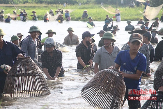 Tại lễ hội, hàng trăm người nông dân cùng đủ dụng cụ nơm, lưới, vó, vợt… chia thành tổ rải đều theo hai bên bờ đầm để bắt, đánh cá, bất chấp cái nắng nóng như đổ lửa của miền Trung.