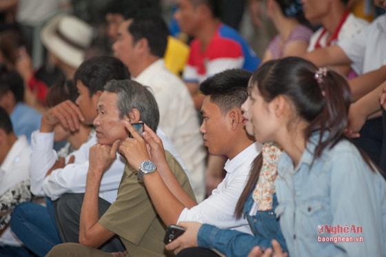 Trong hàng ngàn khán giả đến theo dõi Cúp Báo, không thiếu những trinh sát viên, tuyển trạch viên của các lò đòa tạo bóng đá trẻ danh tiếng trong cả nước đến đây tìm 