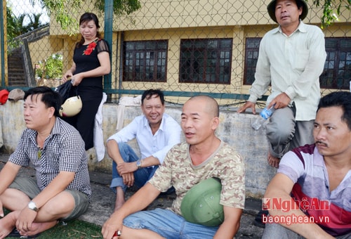 Ông Nguyễn Quang Lâm, Hội trưởng hội Phụ huynh Lớp U13 SLNA (ngồi giữa) luôn theo dõi giải đấu.