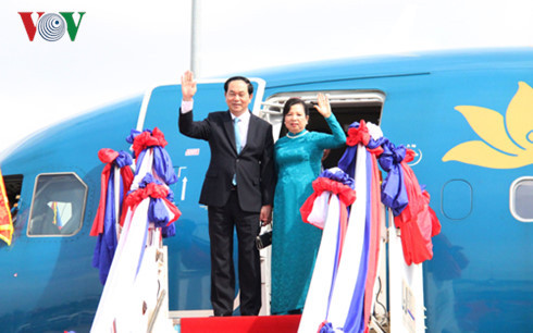 Chủ tịch nước Trần Đại Quang và Phu nhân tới Thủ đô Viêng Chăn, bắt đầu chuyến thăm cấp Nhà nước CHDCND Lào.