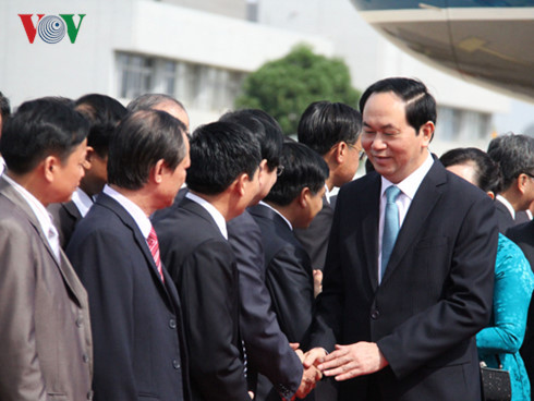 Chủ tịch nước Trần Đại Quang chào đại biểu đón Đoàn tại sân bay.