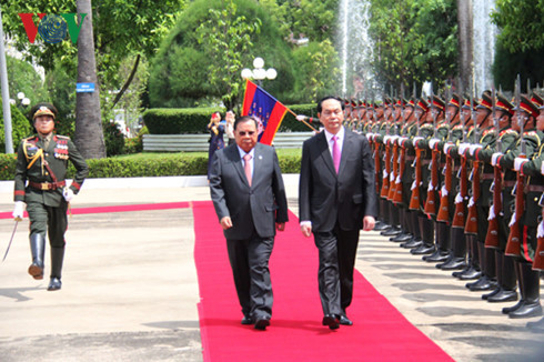 Chủ tịch nước duyệt đội danh dự Quân đội Lào.