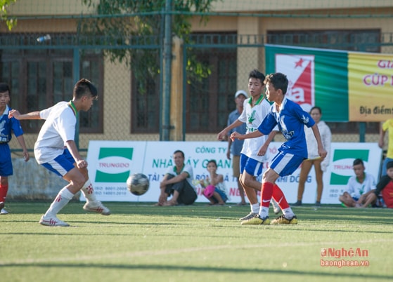 Sớm có bàn thắng dẫn trước, TN Đô Lương chơi chậm rãi chắc chắn.