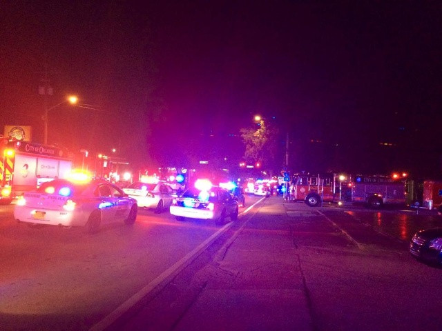 Xe cảnh sát và xe cứu hỏa bên ngoài hộp đêm Pulse tại Orlando, Florida hôm 12/6.
