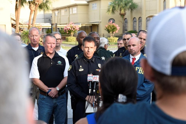 Cảnh sát trưởng Orlando John Mina và các quan chức thành phố trả lời các câu hỏi của giới truyền thông xoay quanh vụ xả súng tại hộp đêm Pulse.