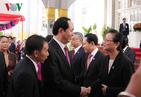 Chủ tịch nước Trần Đại Quang chào đại biểu Lào tại lễ đón.
