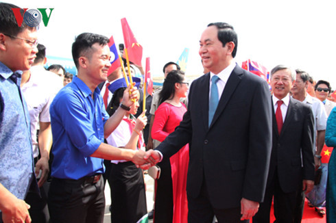  Chủ tịch nước Trần Đại Quang hỏi thăm bà con Việt kiều đón đoàn tại sân bay.
