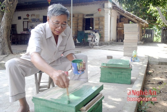 Ông Nguyễn Thái Hiền hoàn thiện những chiếc thùng nuôi ong lấy mật.