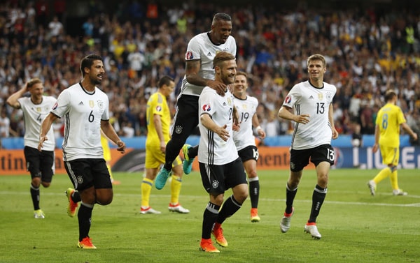Mustafi chia vui cùng đồng đội sau bàn mở tỷ số. Ảnh: Reuters.