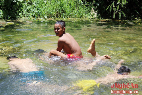 Nước Vũng Tiên không quá sâu, trẻ nhỏ đến đây tha hồ trổ tài bơi lặn và chơi những trò tinh nghịch của tuổi thơ.