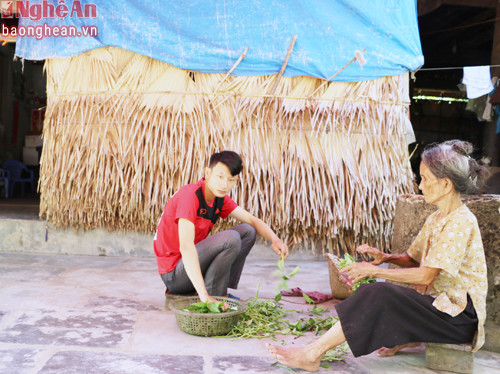 Nam cùng bà